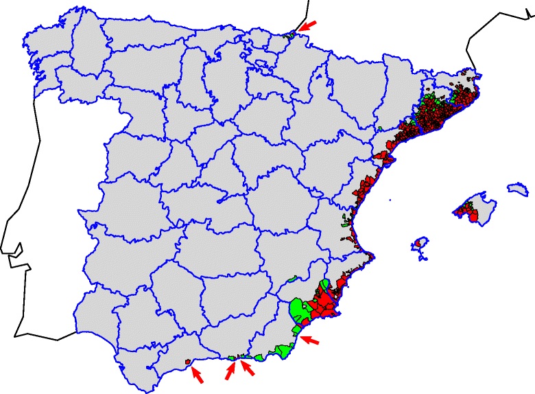 Distribución del mosquito tigre (Aedes albopictus) en España hasta 2014. Rojo: registro a nivel municipal; Verde: no registrado; Gris: zona no estudiada. Flechas: localidades con presencia puntual de mosquito tigre.